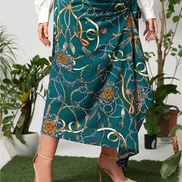 Elegant Teal Patterned Skirt - Picture 2 of 3